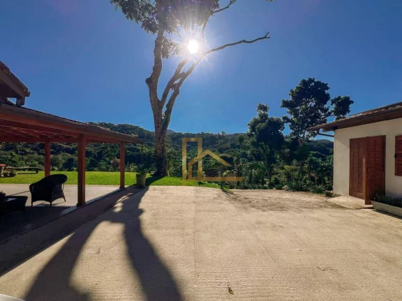 Imagem Casa Linear com 4 quartos e lazer privativo dentro de condomínio de Teresópolis