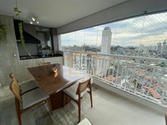 Imagem Apartamento com 82 m² de área útil, 3 dormitórios sendo 1 suíte, piso de madeira nos dormitóri...