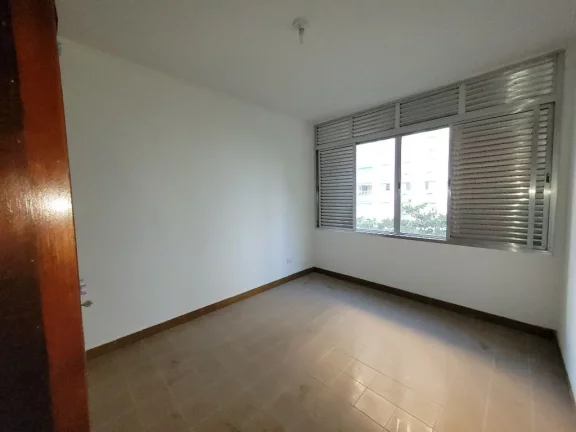 Imagem ASTÚRIAS - LOCALIZAÇÃO PRIVILEGIADA, UMA QUADRA DA PRAIA, AMPLO APARTAMENTO COM 100 M² ÚTEIS, GARAGEM DEMARCADA NO PRÉDIO, SERVIÇO DE PRAIA.