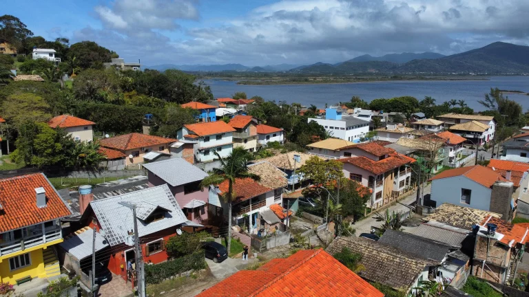 Imagem Duas casas à venda na Praia da Ferrugem, Garopaba. Vista para a lagoa, 260m² de terreno, documentação ok e ótima localização.