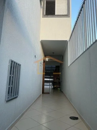 Imagem Sobrado com corredor lateral, 3 dormitÃ³rios, sendo 1 suÃ­te, pisos em madeira, sacada, rico em armÃ...
