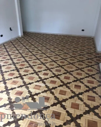 Imagem Apartamento amplo, com piso todo em taco, com 2 quartos com armários embutidos e 1 banheiro no tota...
