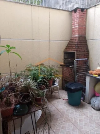 Imagem Sobrado espaçoso com 3 dormitórios, sendo 1 suíte confortável, e 2 vagas de garagem. 
Com 125m²...
