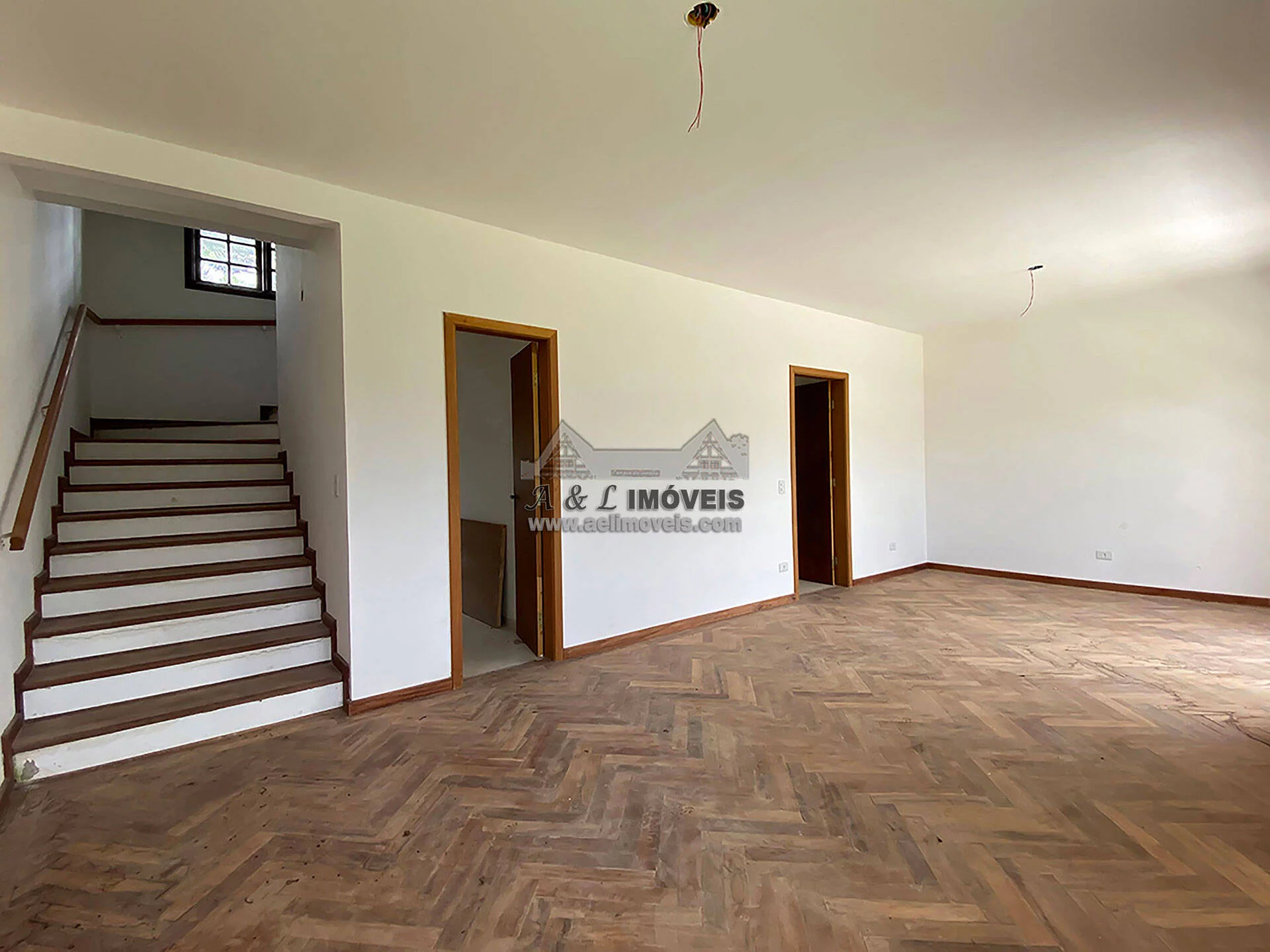 Imagem Casa à venda em Campos do Jordão - Casa nova com 03 suítes
