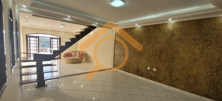 Residência de Luxo à Venda em Caieiras-SP: 4 Quartos, 1 Suíte, 2 Salas, 4 Banheiros, 2 Vagas de Garagem, 300m². Venha Conferir!