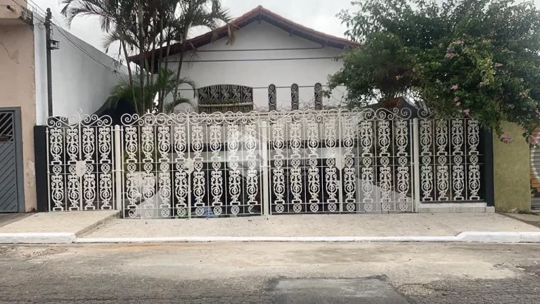 CASA À VENDA, COM 270M² COM 3 DORMS SENDO 2 SUÍTES, EDÍCULA E CHURRASQUEIRA, VAGA PARA ATÉ 5 CARROS - JARDIM NORDESTE