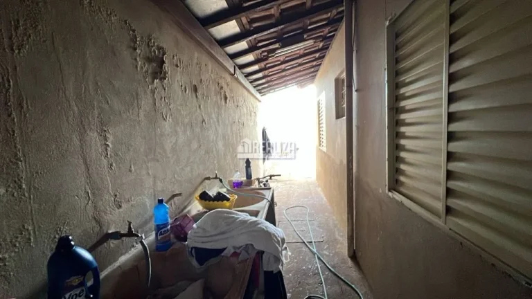 Imagem Casa à venda no bairro Beija-Flor II, em Uberaba: 2 dormitórios, 4 garagens!