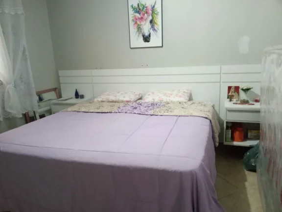 Imagem CASA TÉRREA, COM TRÊS DORMITÓRIOS SENDO UM COM SUITE MASTER E DUAS VAGAS COBERTA DE GARAGEM COBERTA.