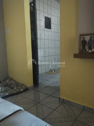 Imagem Casa com boa localização em rua tranquila, ao lado do posto de saúde.
Com três quartos, banheiro...