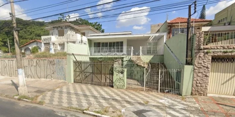 Casa comercial bem ampla com 250 M² com 5 salas, 3 lavabos, cozinha, 4 vagas de garagem, quintal e ...