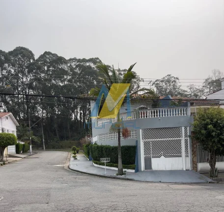 Imagem Sobrado amplo com 215m², 4 dormitórios e espaço gourmet - R$ 780 mil