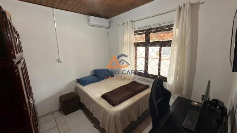 Imagem Casa com 3 dormitórios, Averbada, garagem para 2 carros e quintal gramado a 700m do mar, na Praia de Gravatá em Navegantes - Adriano Carpes imóveis vende