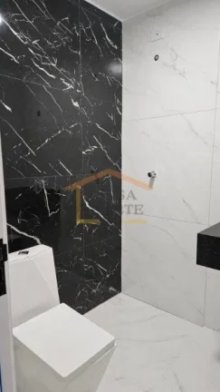 Imagem Sobrado com 3 dormitórios, sendo 1 suíte, lavabo, 2 banheiros e garagem para 2 veículos. Os ambie...