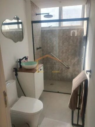 Imagem Apartamento de 87m², reformado, com 2 dormitórios, sendo 1 suite, muito iluminado e arejado. 
Elé...