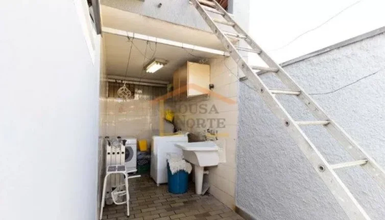 Imagem Sobrado com 250 m² de área construída, composta por 3 dormitórios, sendo 2 suítes, sala ampla, ...