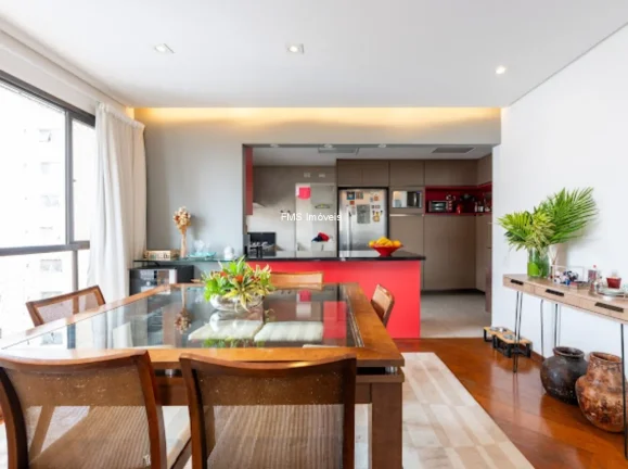 Imagem Imperdível oportunidade! Apartamento de 3 quartos com suíte, sala ampla e 3 vagas na garagem em Moema, SP. Confira!