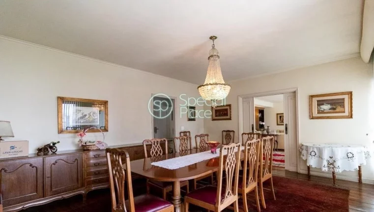 Imagem Apto com pé direito alto e rico em iluminação e ventilação natural. Possui 352m² muito bem dis...