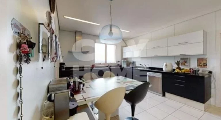 Imagem Excelente apartamento, com vista maravilhosa. Amplo living com lindo piso em madeira e varanda envid...