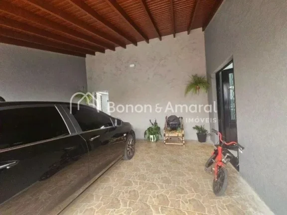 Imagem Linda casa totalmente reformada, localizada na parte alta do bairro, em região tranquila e de excel...