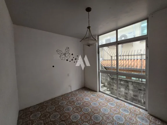 Imagem sobrado 4 dormitórios, 2 vagas, piscina, para locação