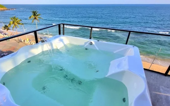 Imagem A 5ª Avenida Imóveis selecionou este charmoso apartamento revertido para 2/4 c/ Terraço, jacuzzi vista deslumbrante para o mar da Barra e do Carnaval: