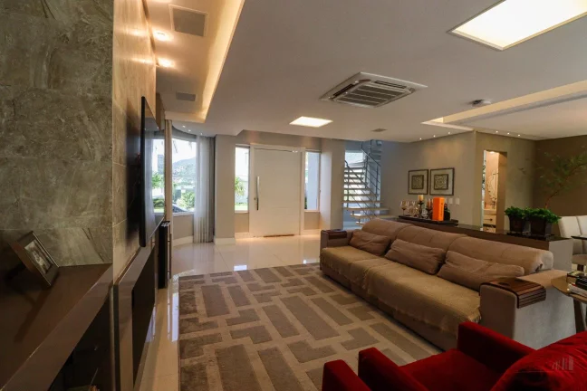 Imagem Venha conhecer esta linda casa dentro de um condomínio que fica em uma posição estratégica! Com ...
