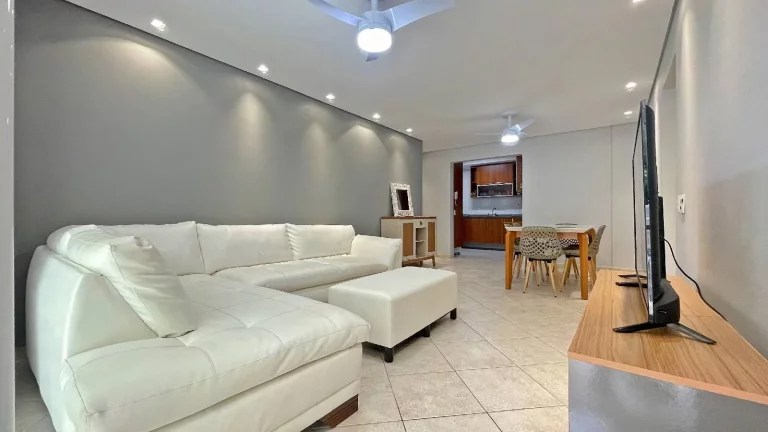 Imagem Apartamento Decorado de 3 Dormitórios a 350 metros da Praia em Riviera
