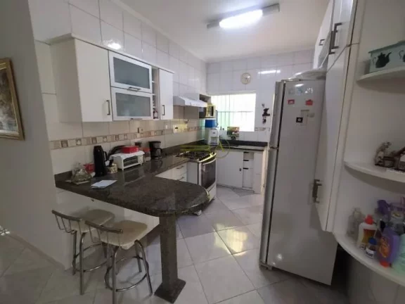 Imagem Casa térrea à venda em Peruíbe/SP Localizado à 880m da praia 3 dormitórios