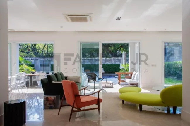 Imagem Venha conhecer esta magnífica residência situada no quarteirão mais desejado e privilegiado do Jardim Europa. Localizada em uma rua tranquila e arbori