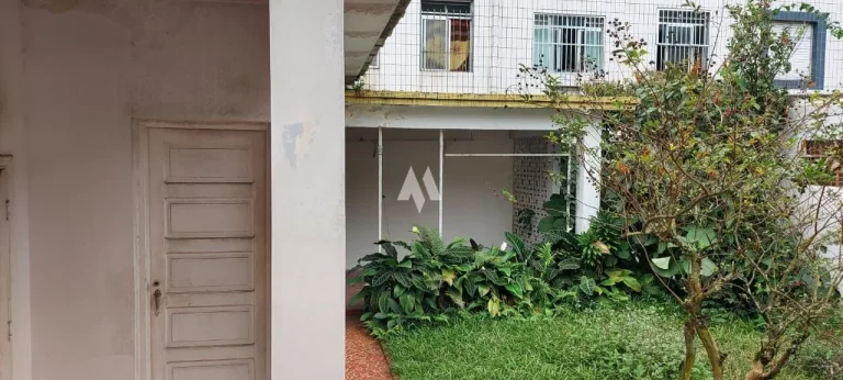 Imagem Casa com ótima localização na Avenida Afonso Pena com 03 Quartos + edícula á venda em Santos