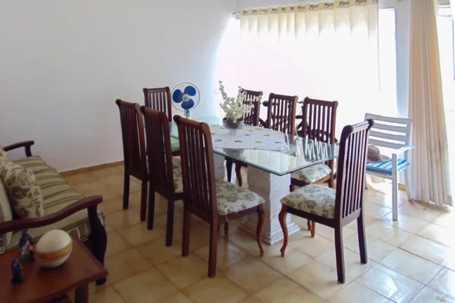 Imagem Praia do Guaiúba - Casa com 04 dormitórios - Piscina e churrasqueira - Vaga para 06 automóveis.
