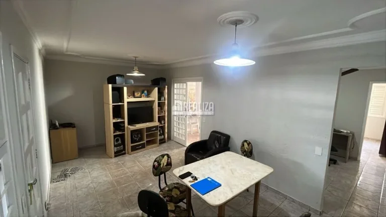 Imagem Casa padrão à venda em Boa Vista, Uberaba: 3 dormitórios, piscina e espaço gourmet.
