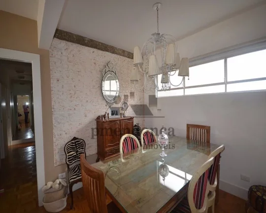 Imagem Lindo apartamento amplo arejado, decorado com muito bom gosto, todo reformado, com living para 02 am...