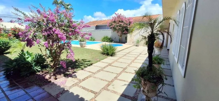 Imagem CASA LADO LINHA COM PISCINA EM DOIS LOTES