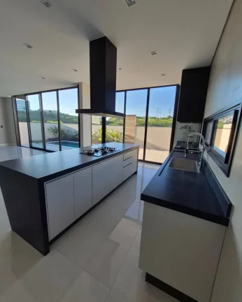 Imagem Casa com Piscina e espaço para viver.