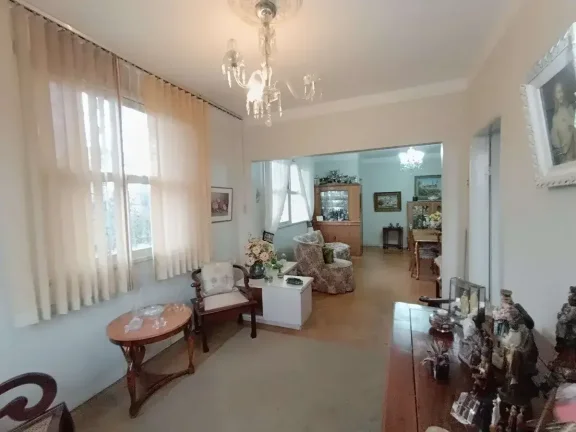 Imagem Casa ampla com 3 quartos, suíte com banheira e terraço no Centro – 2 vagas de garagem
