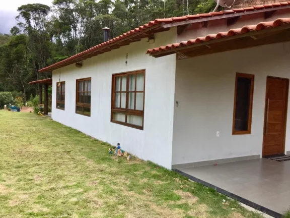 Imagem Sitio com ampla casa térrea com varanda ampla lateral.