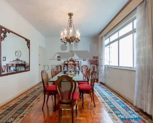 Imagem Excelente apartamento com 400m² em Higienópolis com piso de tacos, repleto de armários.