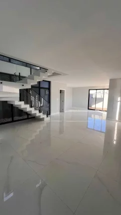 Imagem Sobrado alto padrão com 4 suítes e 2 vagas de garagem em Camboriú/SC