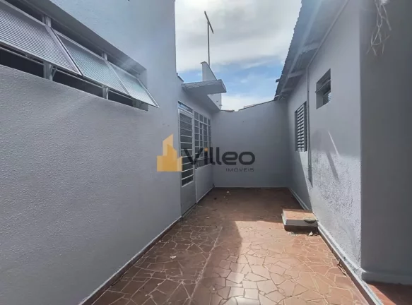 Imagem Descubra o prazer de viver em uma casa que combina elegância, espaço e localização estratégica....