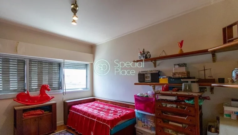 Imagem Apto com pé direito alto e rico em iluminação e ventilação natural. Possui 352m² muito bem dis...