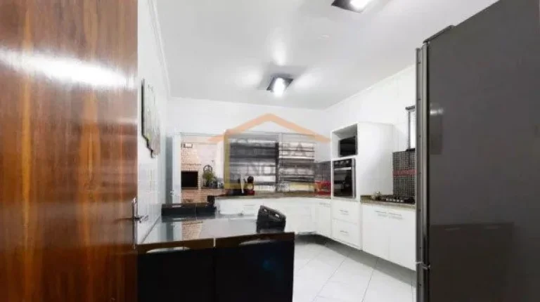 Imagem Sobrado com 250 m² de área construída, composta por 3 dormitórios, sendo 2 suítes, sala ampla, ...