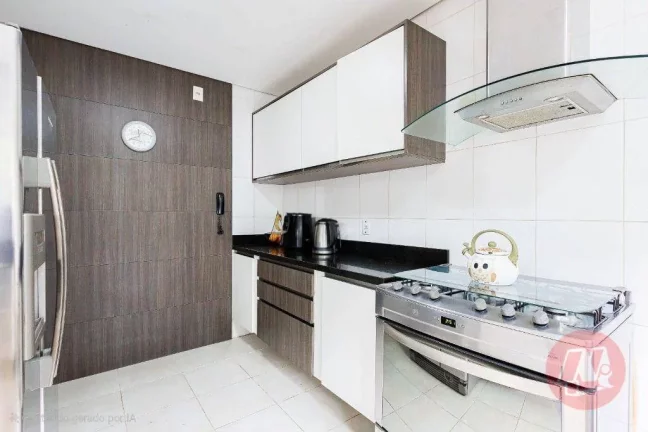 Imagem Casa de 310 m² com e suítes, 6 banheiros, 4 vagas, piscina e infraestrutura.