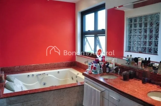Imagem Linda e espaçosa casa! A residência possui 4 quartos, sendo todos suítes com ar condicionado e ba...