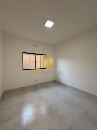 Imagem CA1760Belíssima casa com piscina 3 quartos sendo 1 suíte no Setor Central A casa possui - Porcelan...