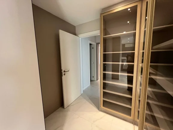 Imagem Apartamento mobiliado com 2 suítes e 2 vagas de garagem na Praia Brava em Itajaí