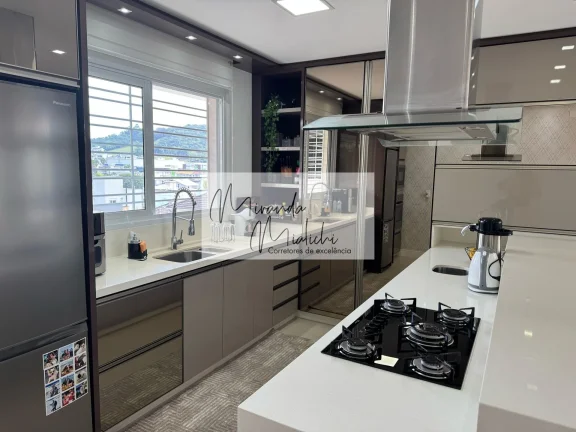 Imagem Casa de Alto Padrão com 640 m² de Construção, Piscina Natural e Energia Solar