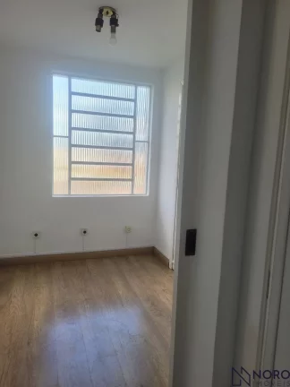 Imagem Amplo apartamento no centro de Santa Maria, sala para 02 ambientes com lareira e