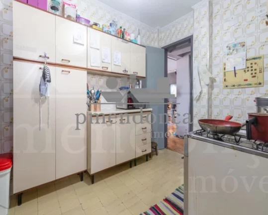 Imagem Apartamento com living para 02 ambientes, piso de tacos, bem distribuído, 03 dormitórios, banheiro...