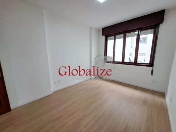 Imagem Apartamento à venda com 109m², 3 quartos, 2 banheiros, elevador, 1 quadra da praia por R$590.000,00 no Boqueirão em Santos